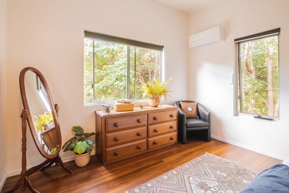 Runawaytomaleny House in Balmoral Ridge