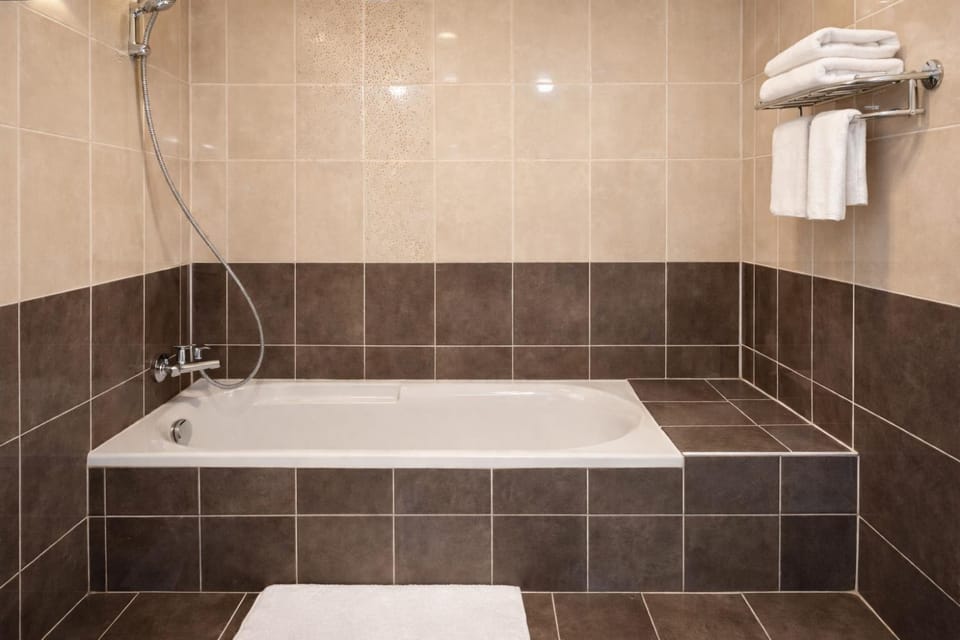 Bathroom, Bath, towels