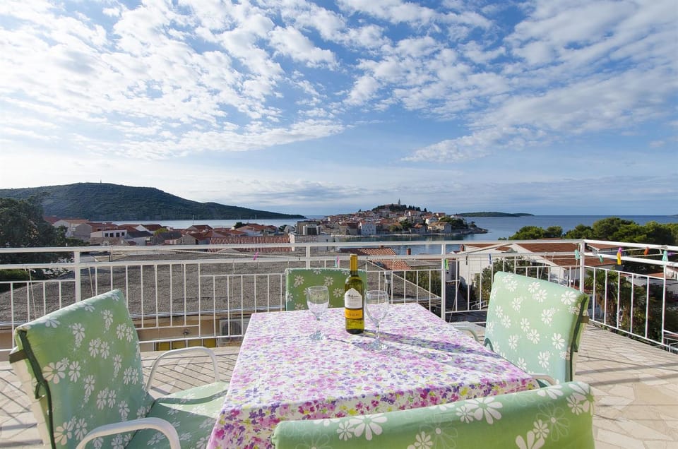 Property building, Day, View (from property/room), Balcony/Terrace, Seating area, City view, Sea view, Location