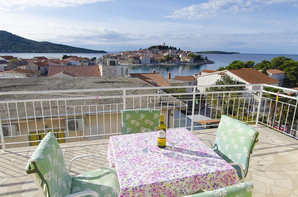 View (from property/room), Balcony/Terrace, City view, Sea view
