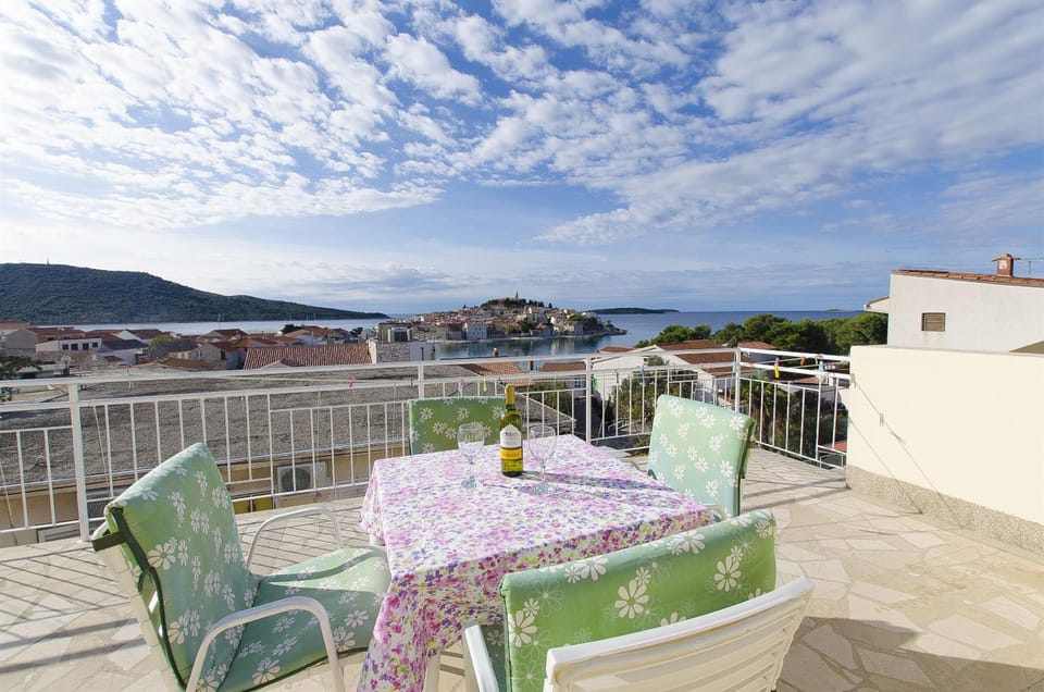 View (from property/room), Balcony/Terrace, City view, Sea view