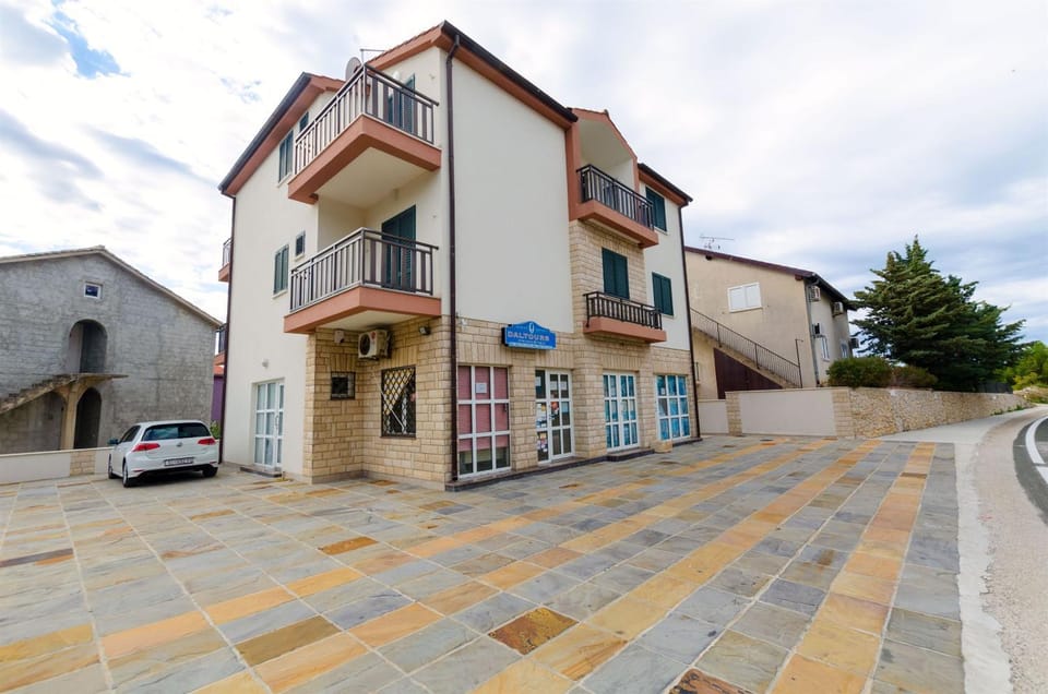 Property building, Facade/entrance