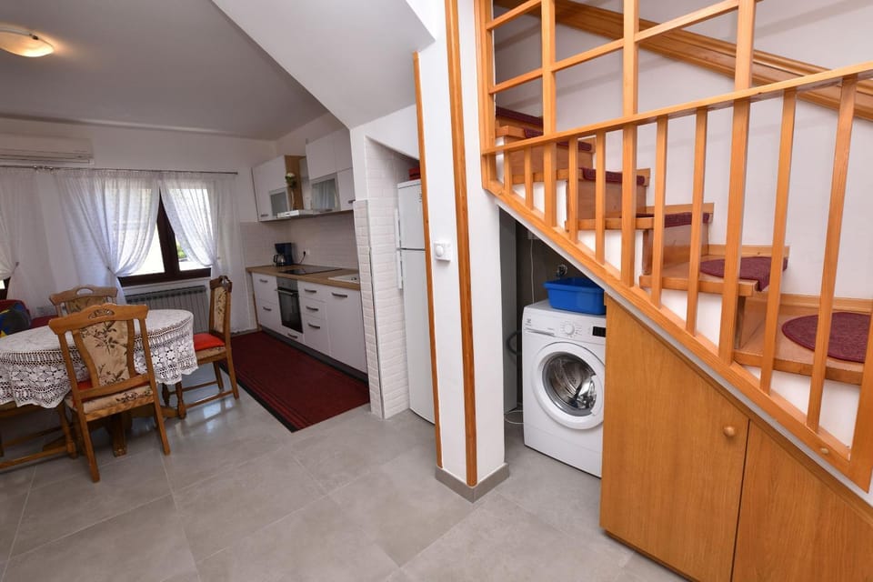 Property building, Kitchen or kitchenette, Seating area, Dining area, oven, stove, washing machine