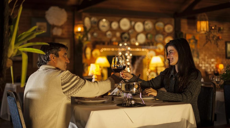 Restaurant/places to eat, People, Food, group of guests