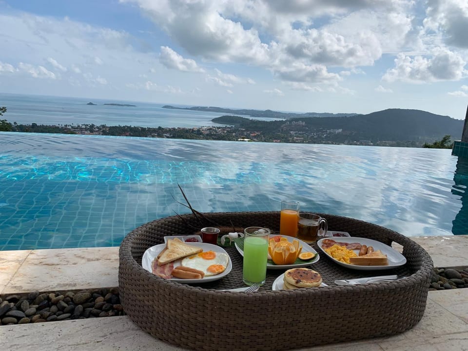 Swimming pool, Breakfast