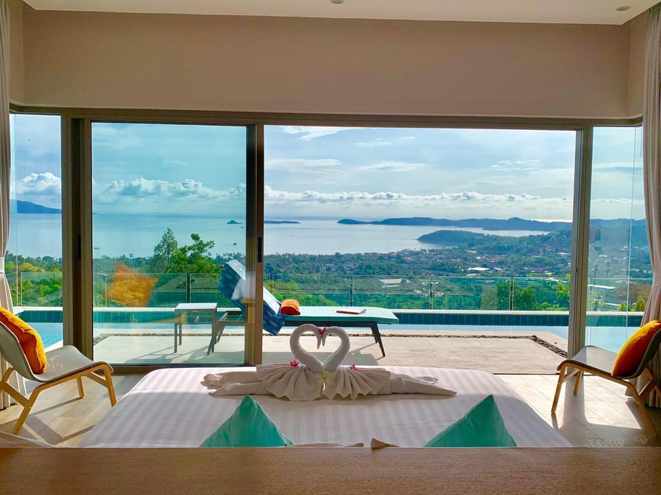 Mountain view, Pool view, Sea view