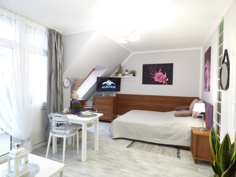 Communal lounge/ TV room, Bed, TV and multimedia, Living room, Photo of the whole room, Seating area, Evening entertainment, Bedroom