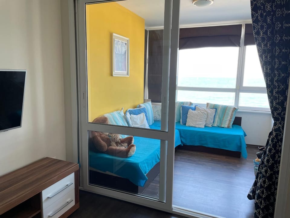 Bed, TV and multimedia, Living room, Seating area, Bedroom