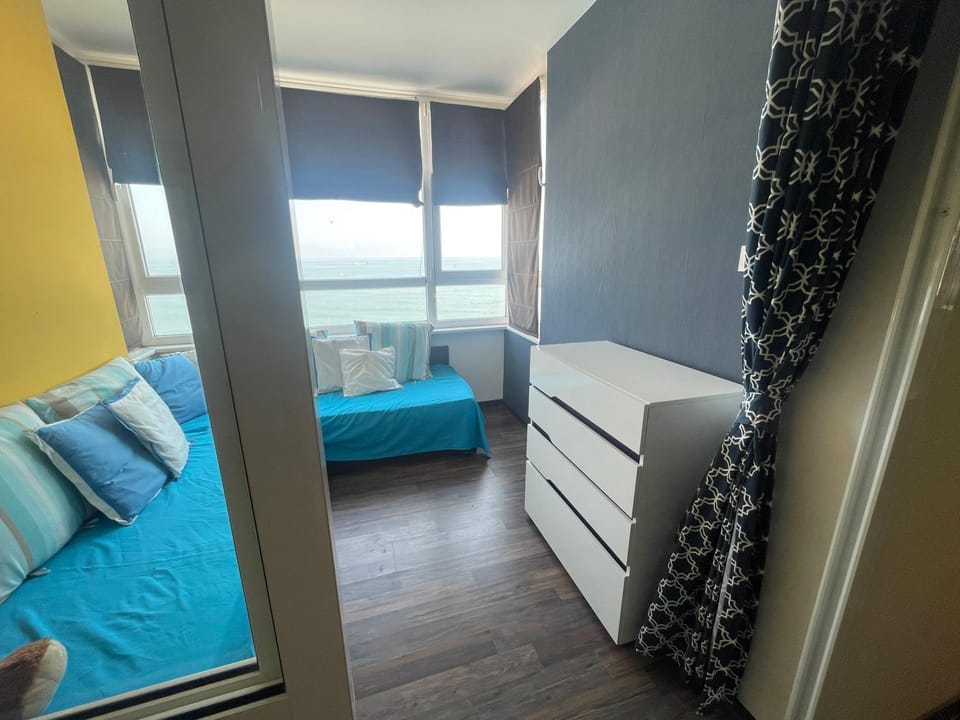 Bed, Photo of the whole room, Seating area, Bedroom