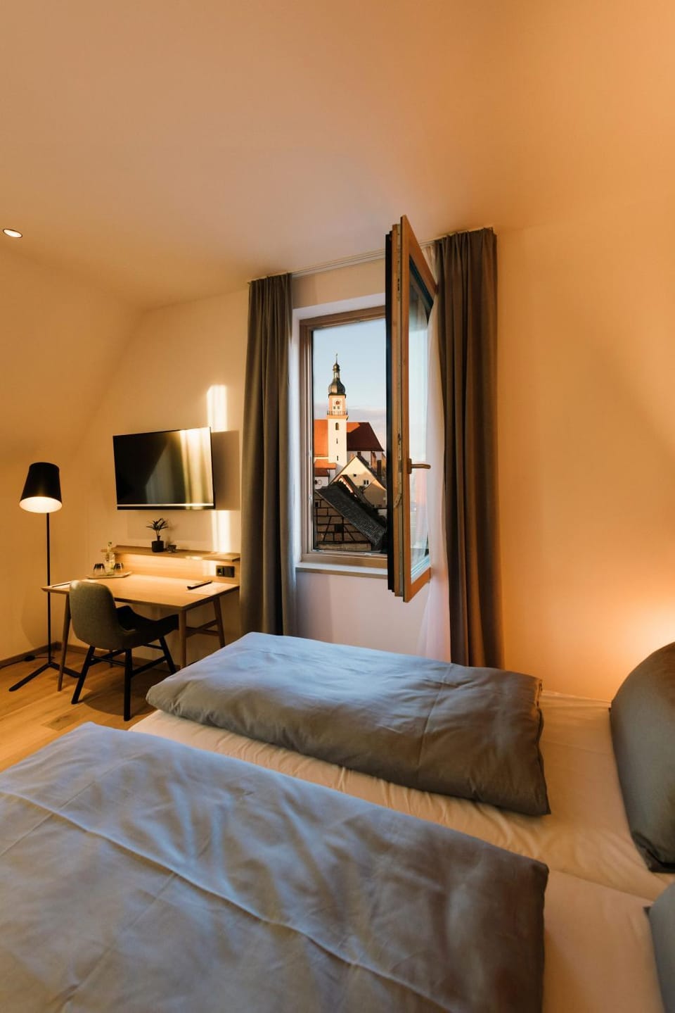 Bed, TV and multimedia, Photo of the whole room