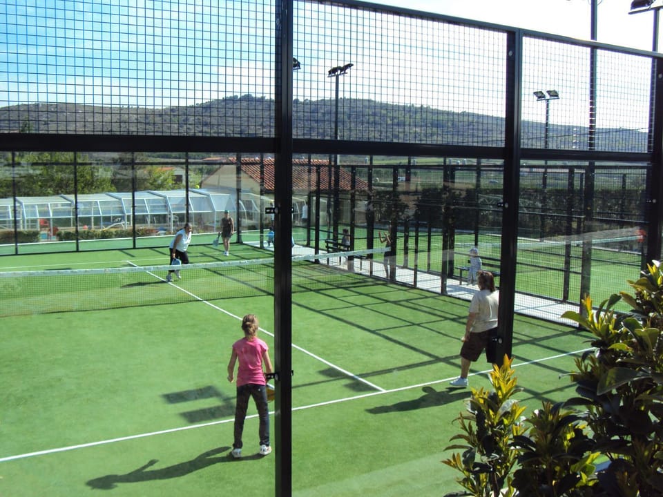 Day, Tennis court, group of guests