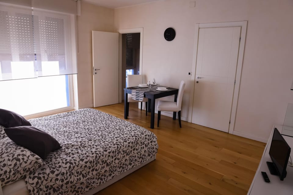 TV and multimedia, Dining area, Bedroom