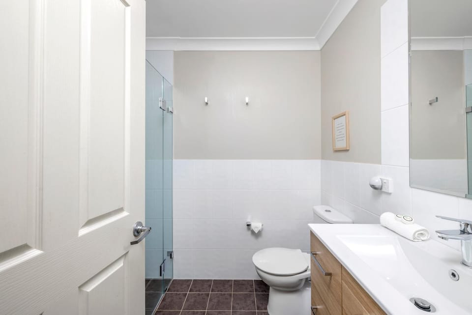 Shower, Toilet, Bathroom, bidet, towels