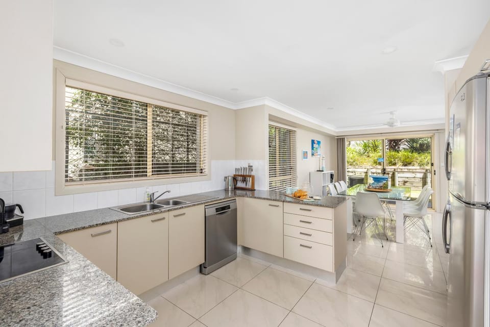 Coffee/tea facilities, Kitchen or kitchenette, Dining area, oven, stove, toaster