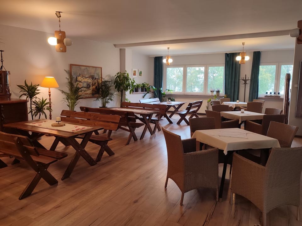 Restaurant/places to eat, Seating area