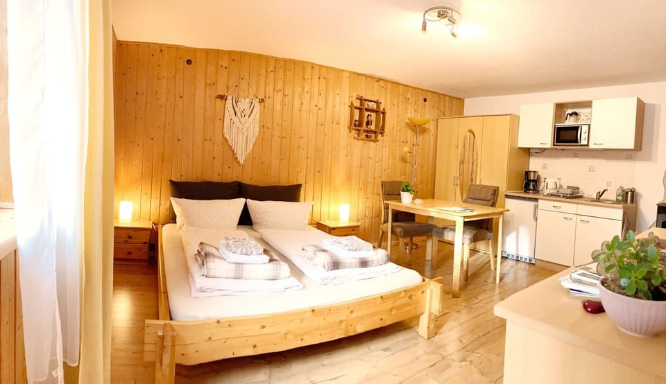Bed, Kitchen or kitchenette, Photo of the whole room, Food