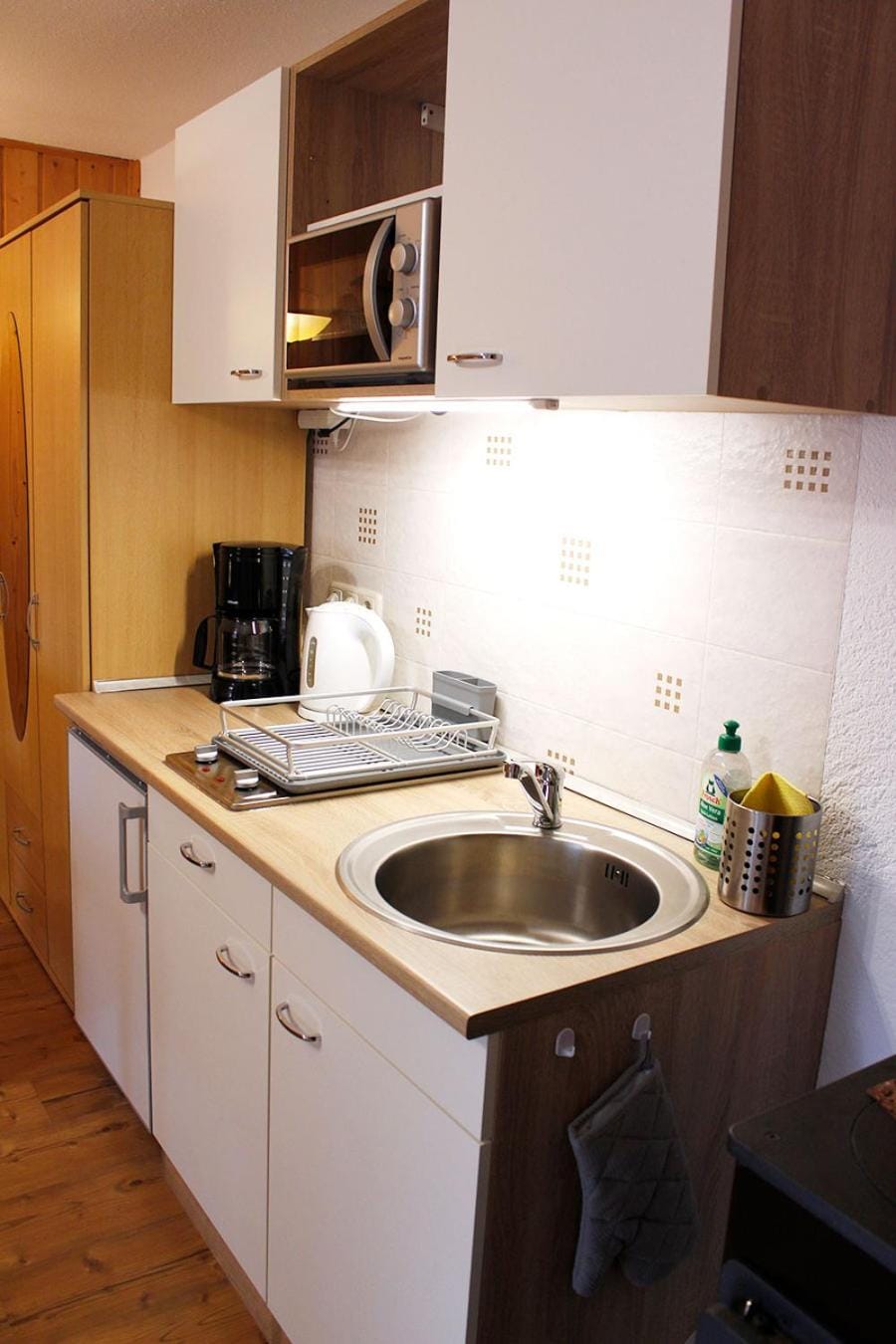 Coffee/tea facilities, Kitchen or kitchenette, stove