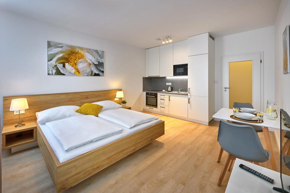 Bed, TV and multimedia, Kitchen or kitchenette, Dining area, microwave, oven, stove