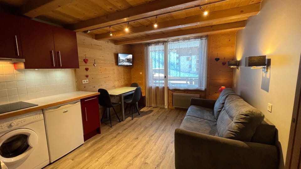 Kitchen or kitchenette, Living room, Seating area, Dining area