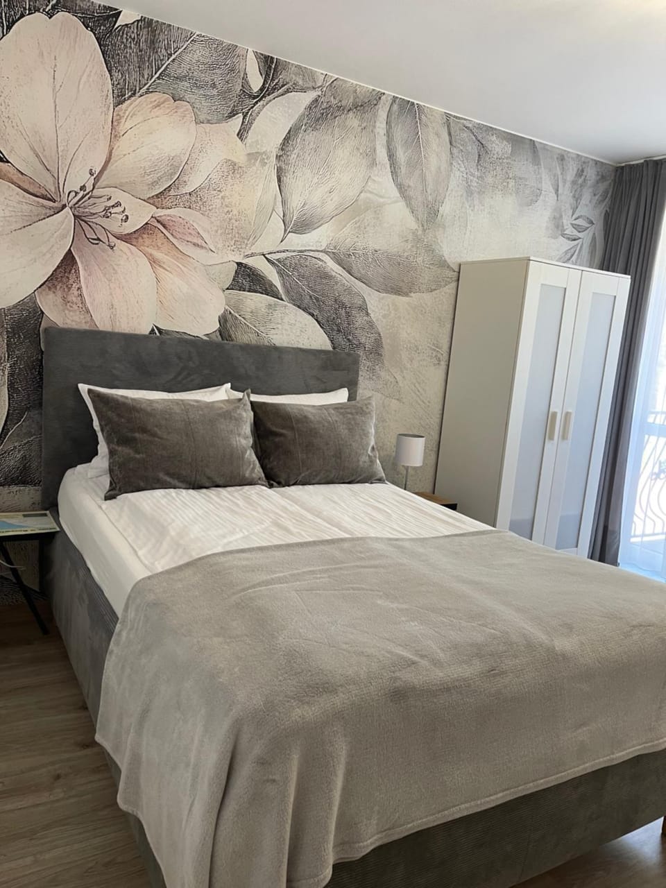 Bed, Photo of the whole room