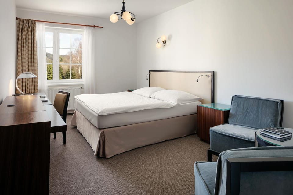 Bed, Photo of the whole room, Seating area