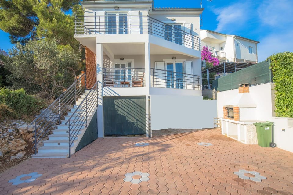 Property building, Patio, Facade/entrance, Day, Balcony/Terrace, Location