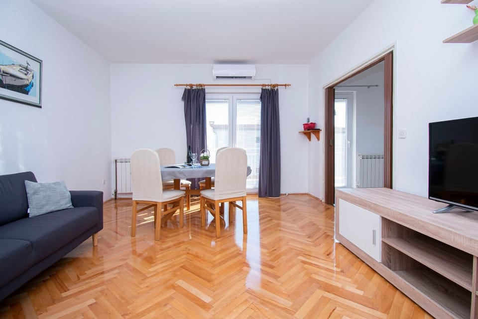 Communal lounge/ TV room, TV and multimedia, Living room, Seating area, Dining area, Evening entertainment, air conditioner