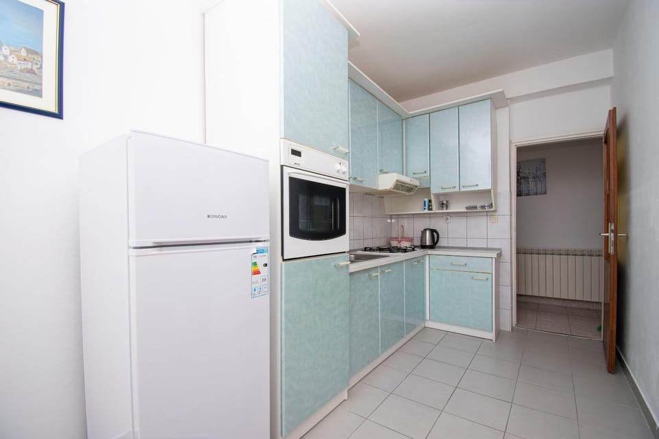 Coffee/tea facilities, Kitchen or kitchenette, oven, stove