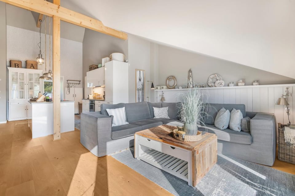 Kitchen or kitchenette, Living room, Seating area, kitchen
