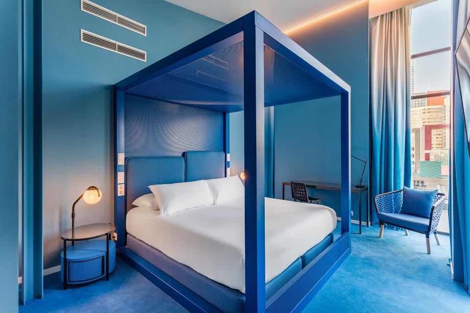 Bed, Photo of the whole room, Seating area, Bedroom, Street view