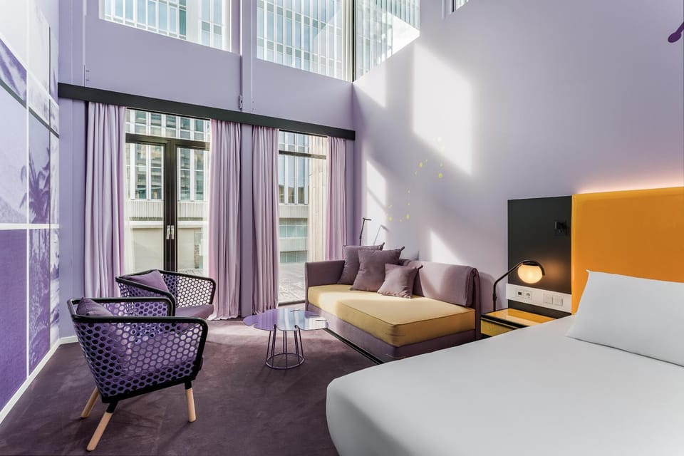 Bed, Living room, Photo of the whole room, Decorative detail, Seating area, Bedroom, Street view
