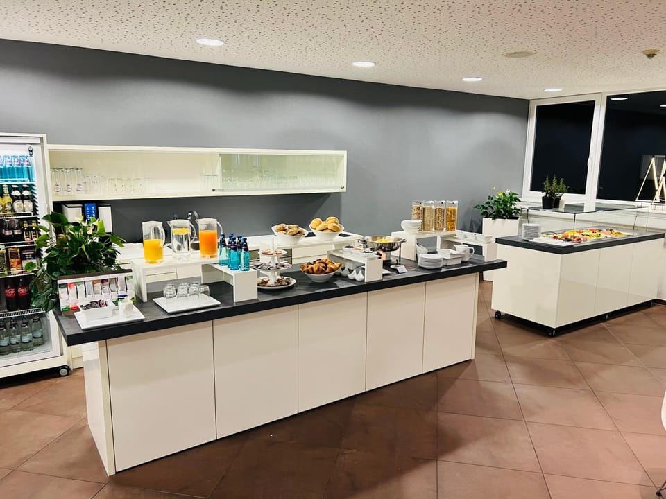 Coffee/tea facilities, Food and drinks, Breakfast, Buffet breakfast, Drinks