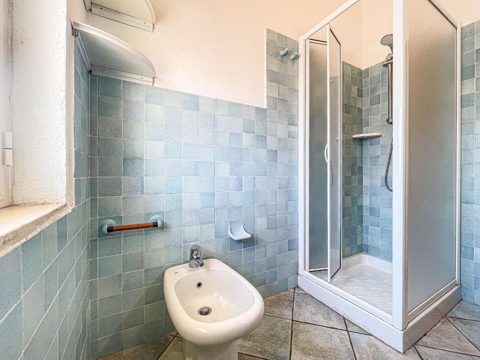 Shower, Toilet, Bathroom, bidet, towels