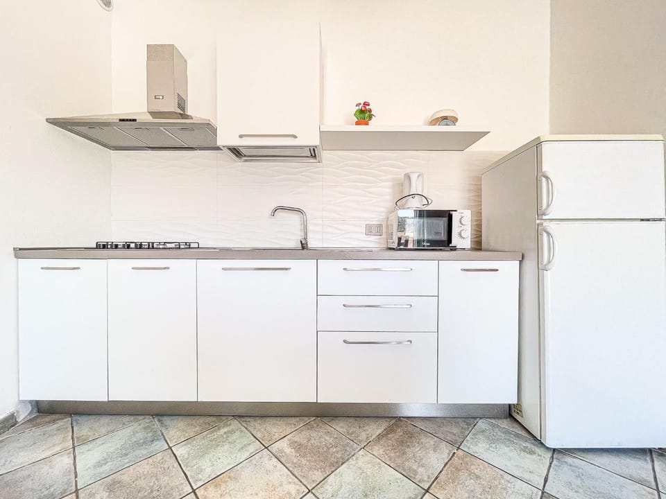 Coffee/tea facilities, Kitchen or kitchenette, stove