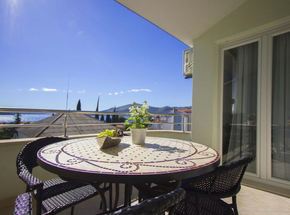Apartments Paradise Apartment in Okrug Gornji