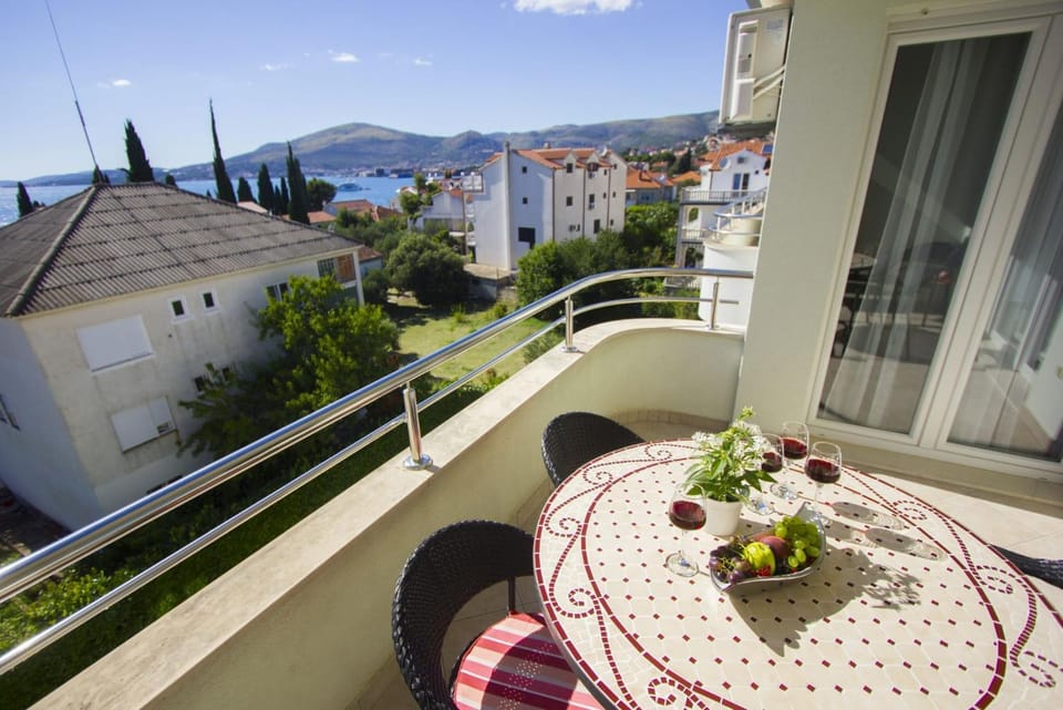 Apartments Paradise Apartment in Okrug Gornji