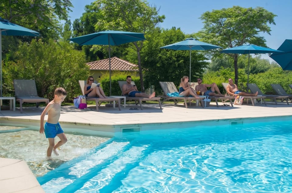 Swimming pool, sunbed
