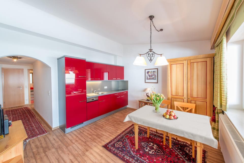 TV and multimedia, Coffee/tea facilities, Kitchen or kitchenette, Living room, Seating area, Dining area