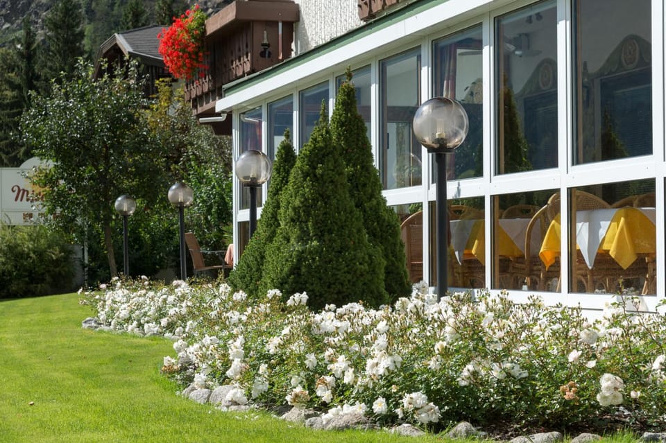 Property building, Facade/entrance, Garden