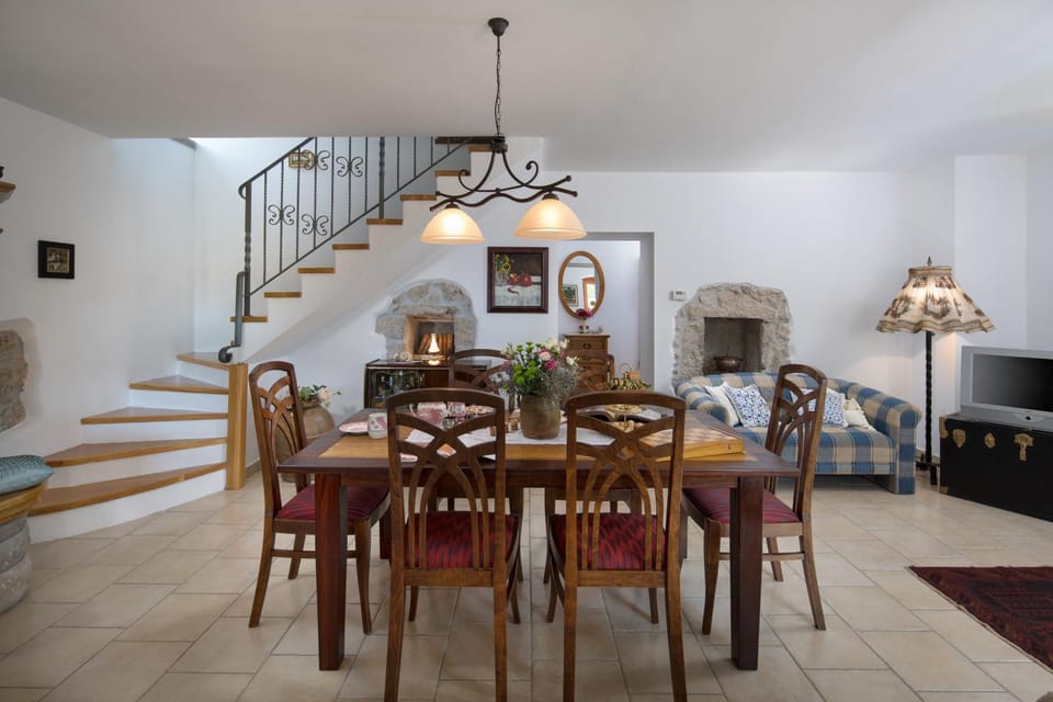 TV and multimedia, Living room, Seating area, Dining area