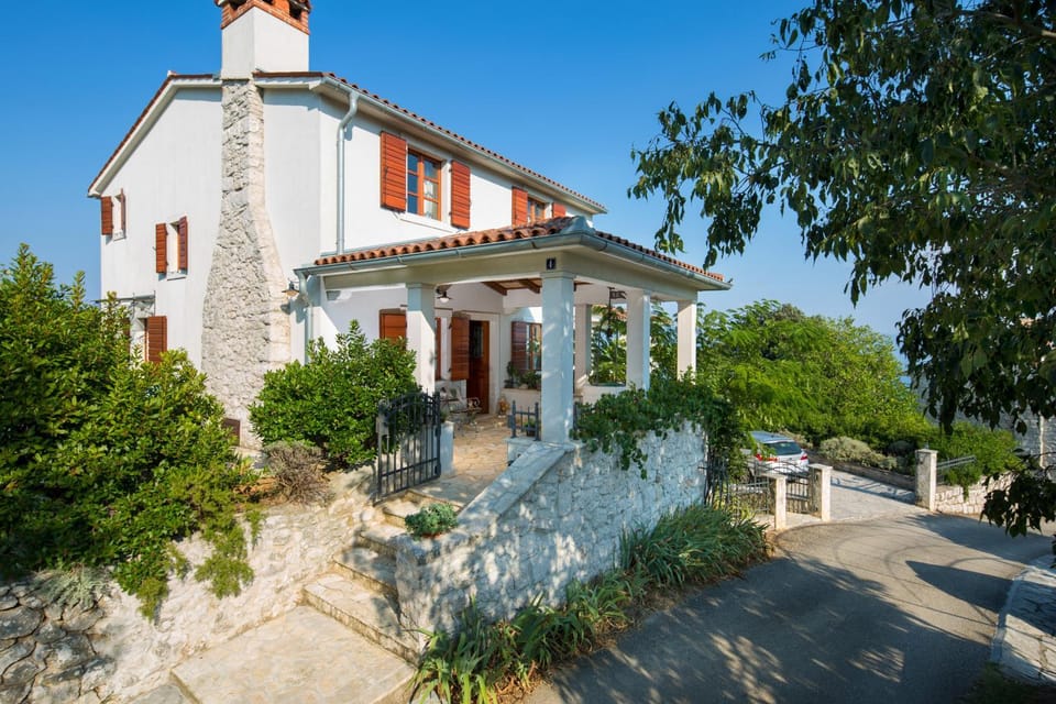 Facade/entrance, Balcony/Terrace, Garden view, Street view