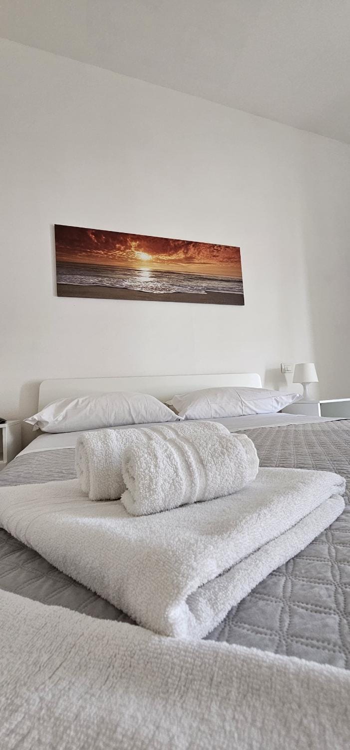 Bed, towels