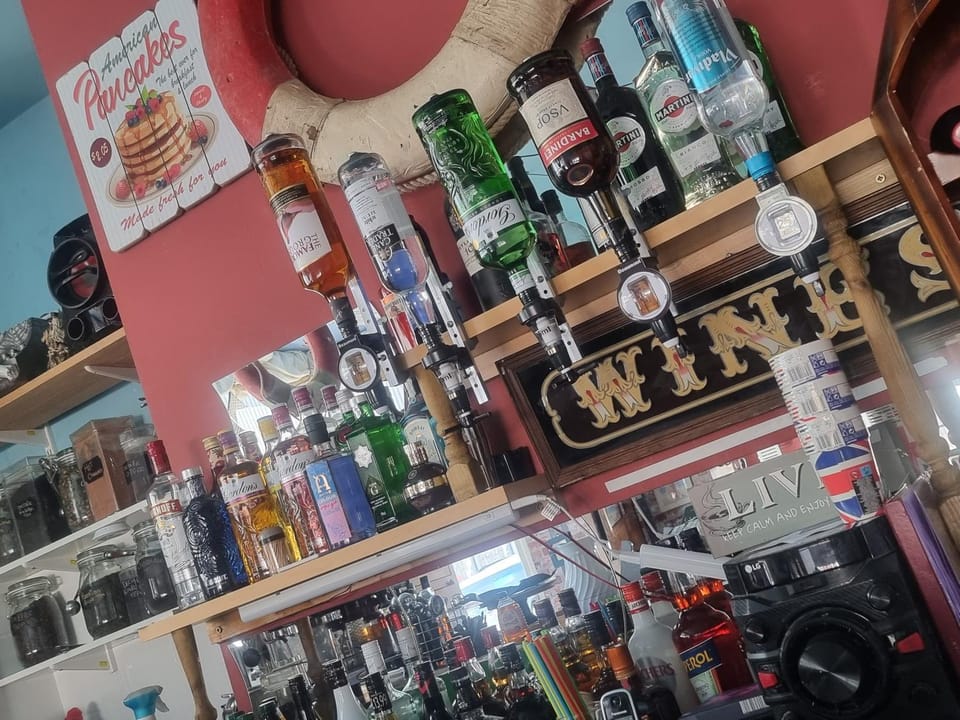 Lounge or bar, Food and drinks