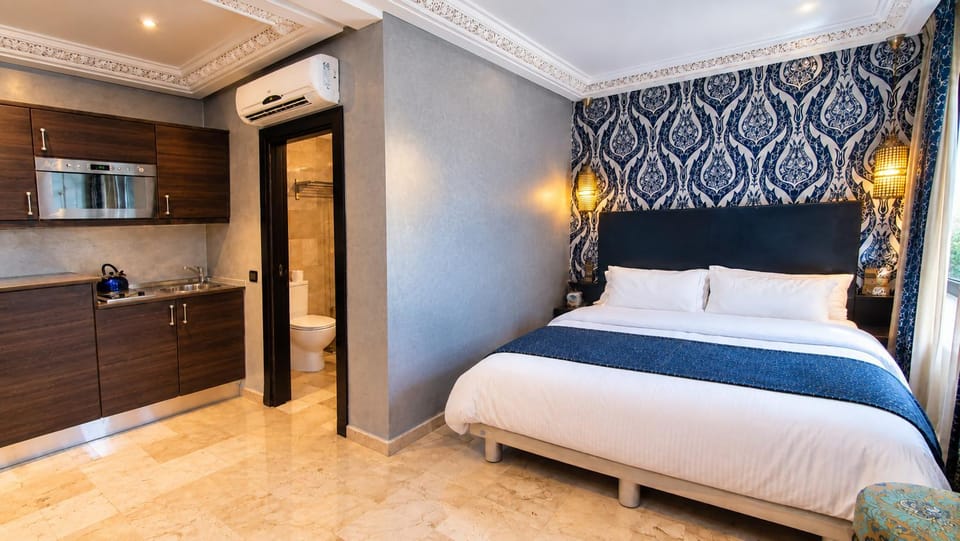 Bed, Bathroom, Kitchen or kitchenette, Bedroom, air conditioner