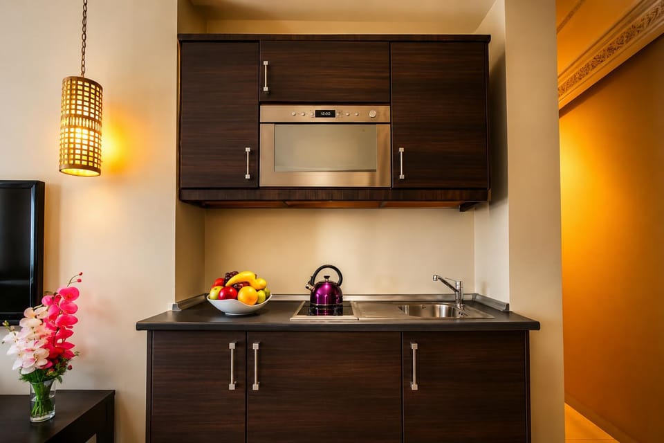 Kitchen or kitchenette, minibar, oven, stove