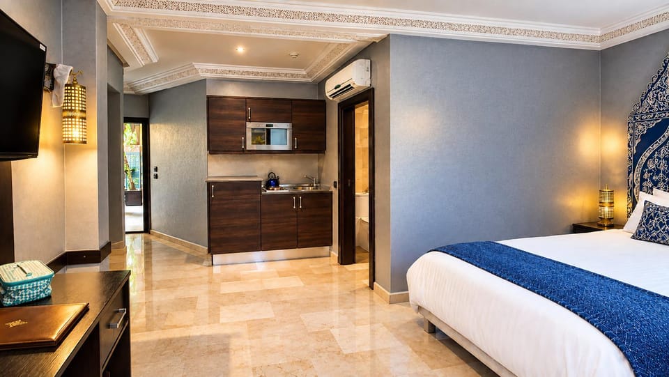 Bed, TV and multimedia, Kitchen or kitchenette, Photo of the whole room, Bedroom, air conditioner