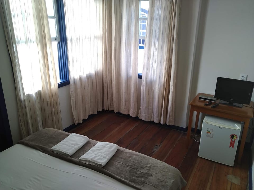 Bed, TV and multimedia, Photo of the whole room, Bedroom, hair dresser, oven