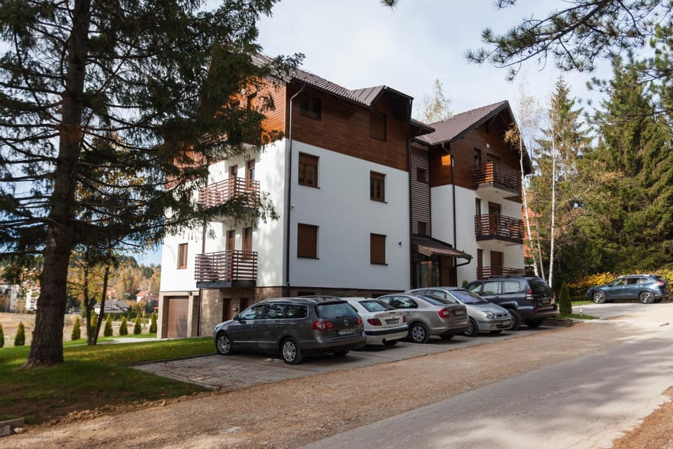 Property building, Day, Neighbourhood, Street view, Location, Parking