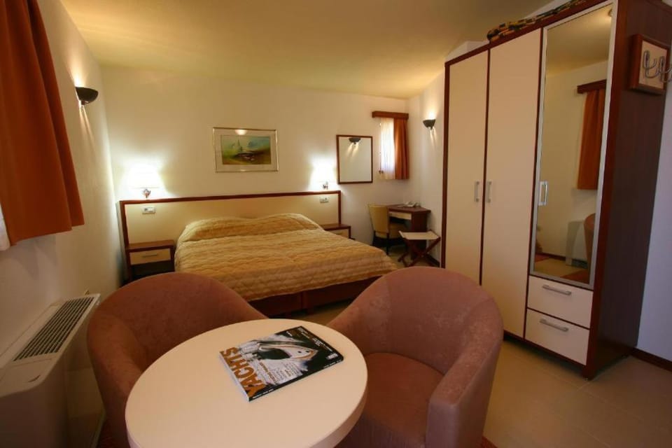 Bed, Photo of the whole room, Seating area, Bedroom