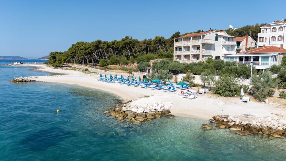 Property building, Day, Natural landscape, Beach, Sea view, sunbed